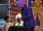 En la Terminal Terrestre de Guayaquil, un show de magia ha cautivado a los niños.