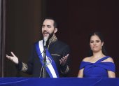 El presidente de El Salvador, Nayib Bukele, acompañado de su esposa, Gabriela Rodríguez, durante la ceremonia de investidura para un segundo mandato.