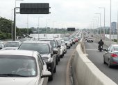 En las mañanas se registran atolladeros en los puentes que conectan Guayaquil con Daule y Samborondón.