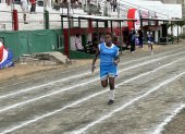 Melany Arroyo demostró su velocidad en las competencias de 100 y 200 metros planos desarrolladas en la pista atlética del estadio de la Universidad Laica Eloy Alfaro.