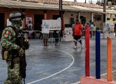 Miembros del Ejercito Mexicano resguardan a ciudadanos que emiten su voto en las elecciones generales mexicanas este domingo.