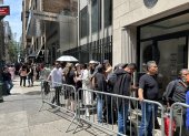 Mexicanos residentes en Nueva York asisten a votar en las elecciones generales de su país este domingo en la sede del consulado de México en Nueva York (México). México tiene la elección más grande de su historia con más de 98 millones de personas llamadas a renovar más de 20.000 cargos, incluyendo la presidencia, los 500 diputados, los 128 senadores y nueve gobiernos estatales. EFE/ Javier Otazu