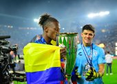 Andrés Micolta arropado de la bandera de Ecuador, besa la Concachampions que ganó con Pachuca.