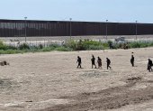 Ciudad Juárez. Varios migrantes caminan cerca de la línea divisoria entre Estados Unidos y México.