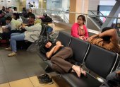 AME1510. LIMA (PERÚ), 03/06/2024.- Decenas de viajeros varados tratan de encontrar soluciones para sus viajes, debido al cierre del terminal por un corte de luz en la pista de aterrizaje, este lunes en el aeropuerto de Lima (Perú). Desde la madrugada de este lunes, la actividad en el principal aeropuerto internacional del país volvió a la normalidad, después de una suspensión de operaciones desde la noche del domingo por una falla en el cableado subterráneo de la pista de aterrizaje que afectó a más de 120 vuelos. Entre los primeros turistas en llegar a Lima estuvo la española Clara, de Valladolid, que visita por primera vez Perú, y había elegido la ciudad de Arequipa, segunda localidad del país, como su primer destino a conocer en el país. EFE/Paolo Aguilar