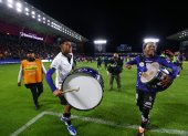 Kendry Páez (i) y Joao Ortiz (d) dirigieron los festejos con tambor en mano en la cancha.