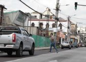 Gran parte de la señalética en la calle Manuel Larrea está desvanecida. Peatones cruzan corriendo la vía y no usan los pasos cebra.