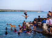 Turistas visitan el Parque Nacional Galápagos el 10 de marzo de 2024 en la isla Santa Cruz, Galápagos.