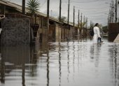 La enfermera, Itajane Barbosa dos Santos, residente del barrio Sarandí, camina por una calle afectada por las inundaciones, este lunes en Porto Alegre.
