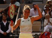 Paris (France), 06/06/2024.- Jasmine Paolini of Italy celebrates winning her Women"s Singles semi final match against Mirra Andreeva of Russia during the French Open Grand Slam tennis tournament at Roland Garros in Paris, France, 06 June 2024. (Tenis, Abierto, Francia, Italia, Rusia) EFE/EPA/MOHAMMED BADRA