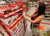 CLIENTE MUJER FRENTE A LA PERCHA DE SUPERMERCADO |
Supermercados que expenden diversos productos de consumo masivo con su propia marca Agencia (ag-extra)