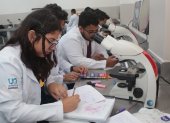 Referencial. Un grupo de estudiantes de Ciencias Médicas durante una clase en un laboratorio.