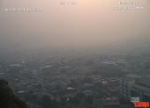 Las cámaras de vigilancia capturan la neblina en la ciudad