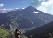 Ambato. Un vulcanólogo observa una columna de humo del Tungurahua.