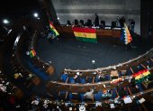 El presidente del Senado Andrónico Rodríguez, junto a otros senadores y diputados sesionan a oscuras, este jueves en La Paz (Bolivia).