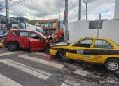 El auto y el taxi quedaron detenidos de frente, luego del impacto en el siniestro múltiple.