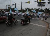 1. Kilómetro 14. Los moradores detuvieron el tránsito por más de una hora. La mayoría lució de blanco y portó banderas.