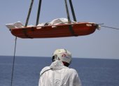 MAR MEDITERRÁNEO, 08/06/2024.-El equipo de Médicos Sin Fronteras a bordo del Geo Barents completa el transbordo de los 11 cadáveres a una patrullera de la guardia costera cerca de Lampedusa. Once personas perdieron la vida en un nuevo naufragio en el Mediterráneo central, tras una operación de búsqueda y rescate de nueve horas por parte del barco Geobarents, de Médicos sin Fronteras (MSF), informó ayer viernes la misma ONG. EFE/ Frederic Seguin/Médicos sin Fronteras***SOLO USO EDITORIAL/SOLO DISPONIBLE PARA ILUSTRAR LA NOTICIA QUE ACOMPAÑA (CRÉDITO OBLIGATORIO)***