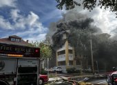 El humo sale del incendio que se desató alrededor de las 8:15 hora local (12:15 GMT) en el edificio Temple Court en el noroeste de la ciudad de Miami, Florida (EE.UU.).