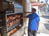 Guayaquil. Así se ve un asadero de pollos, es costumbre que las personas vean cómo se asan al carbón.