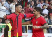 AVEIRO (PORTUGAL), 11/06/2024.- El delantero de la selección portuguesa Cristiano Ronaldo (i) celebra tras marcar el 2-0 durante el partido amistoso que los combinados nacionales de Portugal e Irlanda disputan este martes en Aveiro (Portugal). EFE/Carlos García