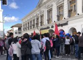 Los movimientos sociales se ubicaron en las afueras de la gobernación de Cotopaxi.