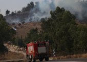 Los bomberos llegan para extinguir un incendio en la zona de Safad, al norte de Israel, el 12 de junio de 2024 provocado por cohetes disparados desde el Líbano.