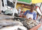 Vendedor. José Naranjo lleva 40 años vendiendo mariscos en carretilla.