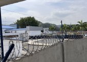 Cerco. El martes, personal del Servicio Nacional de Medicina Legal colocó una lona negra para que desde el frente de la dependencia no se vieran los contenedores.