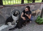 Birsen Ertana, amante de los animales, mascotas perros callejeros frente al autobús veterinario móvil del municipio de Estambul