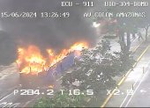 Un bus se incendió en Quito, cuando circulaba por la avenida Colón.