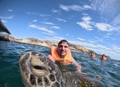 En Canoas de Punta Sal se puede nadar junto a tortugas.