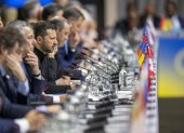 El presidente de Ucrania, Volodímir Zelenski (c), durante la ceremonia de apertura de la cumbre internacional.