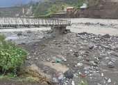 El puente en Palitahua, en Chimborazo, cedió con la fuerza del rií. Decenas de emprendimientos turísticos alojados en su riveras en el cantón Penipe se ven afectados.