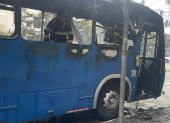 El fuego consumió la cabina y algunos asientos del bus, cuando circulaba por la avenida Colón.