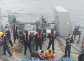 La Armada del Ecuador detuvo a tres personas que transportaban 40 bultos de droga a 258 millas náuticas de la isla SanCristóbal, en Galápagos.