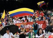 Maestros marchan para protestar por el proyecto de ley que busca reformar la educación este lunes, en Bogotá (Colombia).