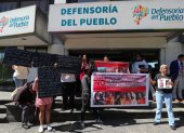 Familiares de reclusos realizaron un plantón en los exteriores de la Defensoría del Pueblo.
