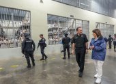 La ministra de seguridad de Argentina Patricia Bullrich y el ministro de justicia de El Salvador Gustavo Villatoro, en la visita al Centro de Confinamiento del Terrorismo (Cecot), en Tecoluca (El Salvador).