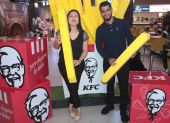 Astrid Vera, ejecutiva y representante de KFC, y Fernando Zúñiga.
