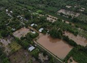 Fotografía aérea donde se observa una zona inundada por el desborde de un río, este martes 18 de junio en Metalío, El Salvador.