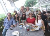 Norka Esparza, María del Mar Proaño, Marcos y Valeria Ribadeneira, Jessica de Ribadeneira, Margarita Salmón y Roxana Ribadeneira.