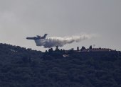 Un hidroavión trata de extinguir un incendio en la isla Heybeliada, Estambul, Turquía.