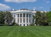 Fachada de la Casa Blanca, símbolo del poder político de los Estados Unidos.
