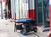 Algunos negocios colocaron pequeños generadores para poder seguir operando.