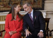 El rey Felipe VI (d) conversa con su hija Leonor princesa de Asturias en el Palacio Real en Madrid donde se conmemora el décimo aniversario del reinado de Felipe VI, este miércoles. El rey Felipe VI, junto a la reina Letizia y sus hijas, conmemora el décimo aniversario de su reinado con el relevo solemne de la Guardia Real, la imposición de condecoraciones a ciudadanos desconocidos y un almuerzo institucional, todo ello en el Palacio Real de Madrid, donde el broche a la jornada va a ser un concierto a cargo de la banda de música de la Guardia Real y del violinista Ara Malikian. EFE/ Chema Moya