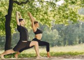 Realizar yoga al aire libre nos relaja y distrae de las complicaciones diarias