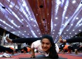 Entusiastas del yoga actúan durante un intento Guinness en el décimo Día Internacional del Yoga, en Bangalore, India, el 21 de junio de 2024.