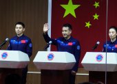 En la imagen de archivo, los astronautas Zhai Zhigang (C), Ye Guangfu (i) y Wang Yaping (d) durante una rueda de prensa celebrada en el Centro de lanzamiento de Jiuquan, China. EFE/ Álvaro Alfaro
