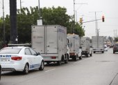 Traslado. A las 09:10, un convoy de la Policía Nacional y del Servicio de Medicina Legal acompañaron a los cadáveres desde el Centro Forense Guayaquil, ubicado en la avenida Rodríguez Bonín, en el suroeste de Guayaquil.